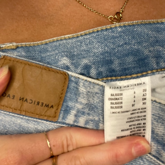 Distressed High Rise 90s Mom Jean Abercrombie & Fitch - Picture 5 of 6